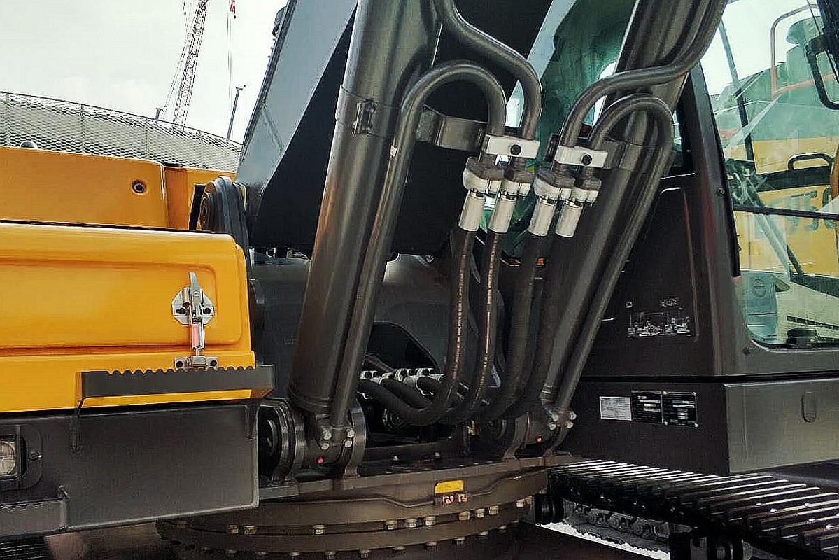 Hochdruckrohrverschraubungen im Komatsu-Bagger High pressure tube fittings in Komatsu excavator